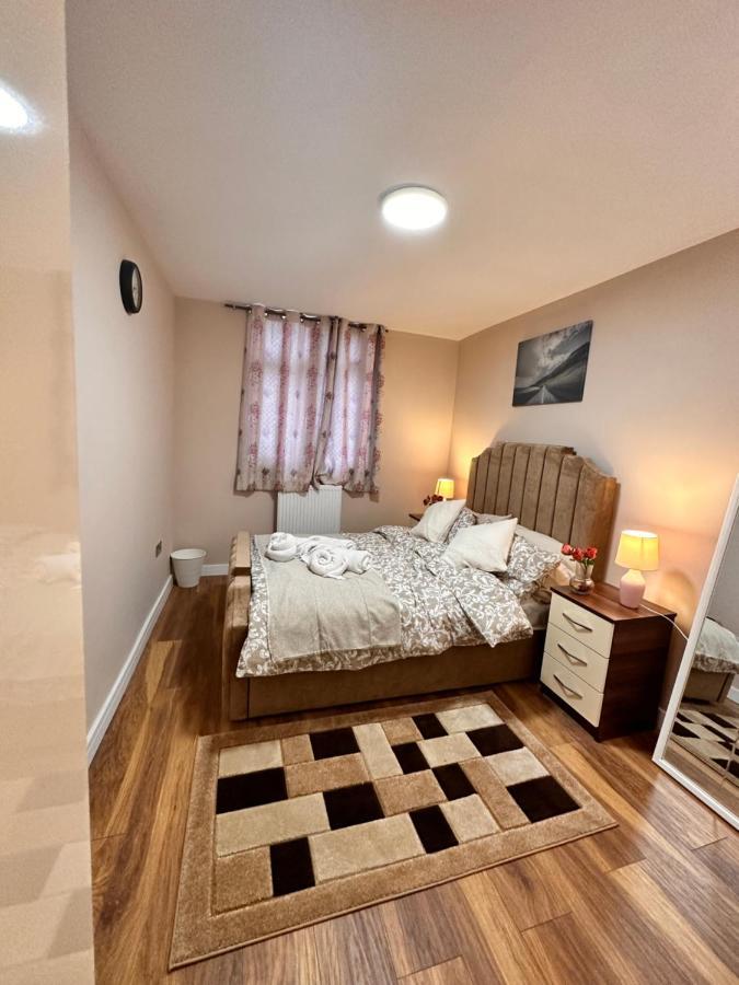 Canary Wharf Single Double And En-Suite Rooms London Exterior photo